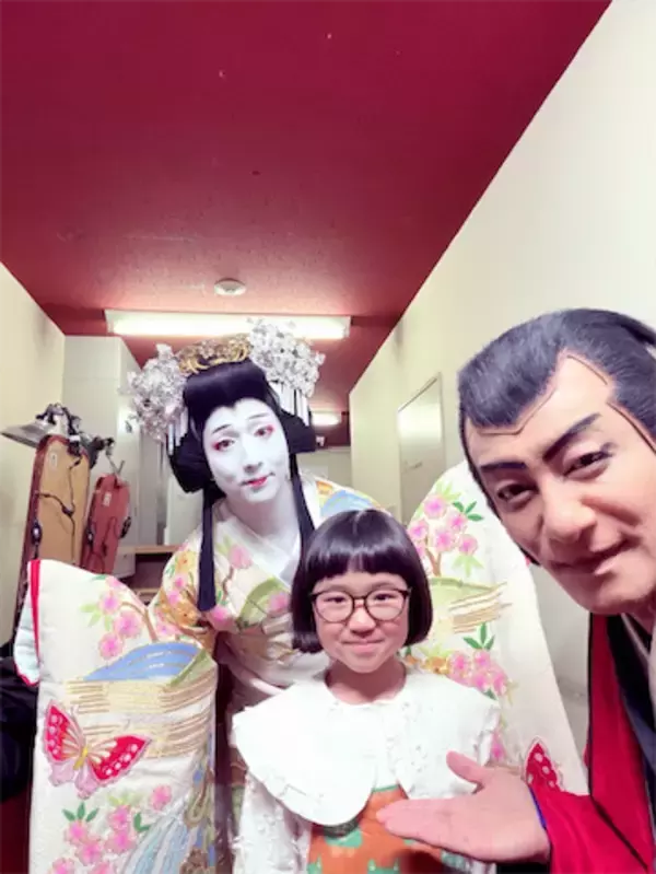 片岡愛之助、9歳・永尾柚乃の"しっかりぶり"に驚き　舞台裏オフショットで笑顔も「びっくりです」