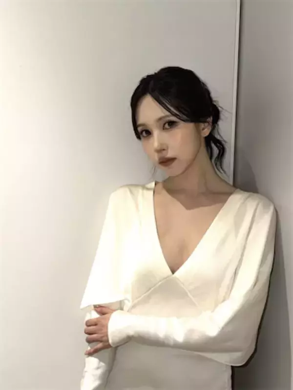 TWICE ミナ、胸元ざっくり"ツヤツヤ"白ドレス姿を公開「女神にしか見えない」