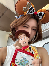 梶川愛美、"マイウッディくん"と限定カチューシャでパークを満喫「めちゃくちゃキレカワ」