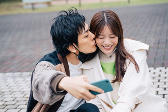 『わた婚』貴島明日香、久保田悠来からの屋外”ほっぺキス”に照れ笑い