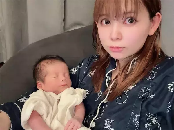 中川翔子、9月誕生の双子&父・中川勝彦さんの“3ショット”公開「おじいちゃんの歌聞いてもらえました」