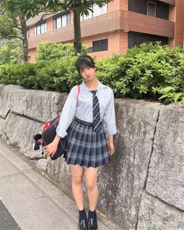現役JKモデル・上村佳里奈、お団子ヘアの爽やか制服姿を披露「可愛い！」「オーラあるね」