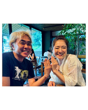 51歳『カメ止め』女優、結婚相談所で出会った夫とのマリッジリング披露「本当に素敵な指輪で感激」
