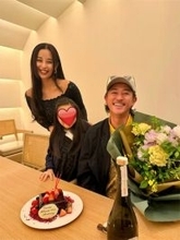 PINKY、夫・窪塚洋介47歳を愛娘と祝福「my dearest」家族ショット公開