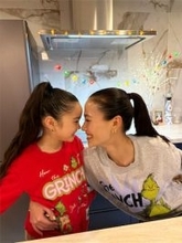 “草刈正雄の次女”草刈麻有、姉・紅蘭の愛娘とおでこ寄せ合う2ショット公開