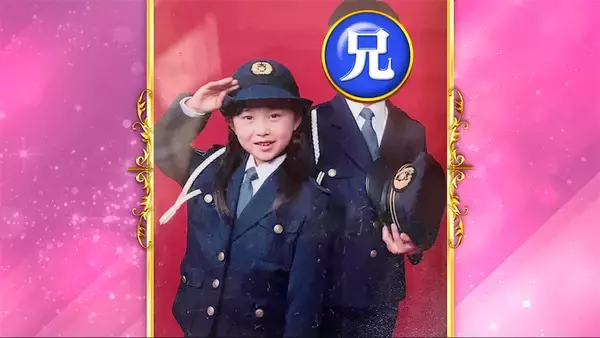 「鈴木絢音が“親が警察官あるある”を披露、幼少期の警察制服での敬礼ショットも公開」の画像