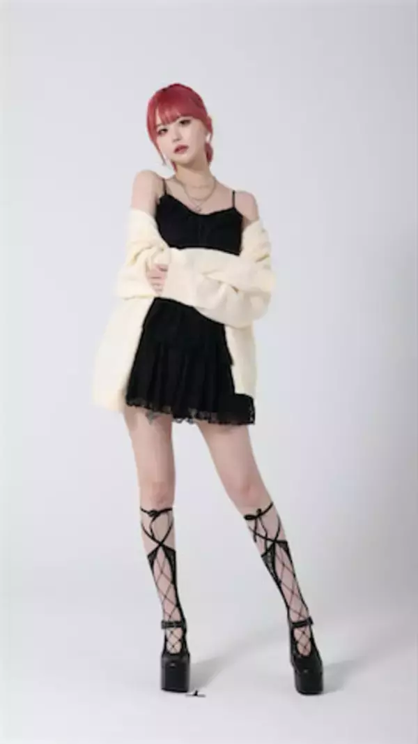 32歳整形YouTuber、衝撃“着痩せ”ビフォアフターにファン驚き「合成かと」「謎すぎる」