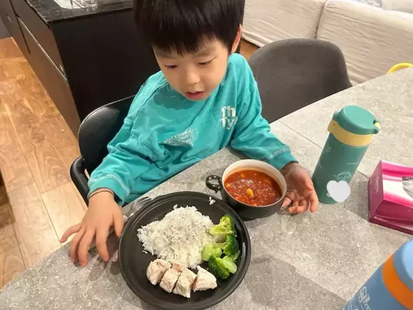 あいのり・桃、4歳＆3歳息子に“ささみ×ブロッコリー”の筋肉飯　ストイックすぎて夫も爆笑