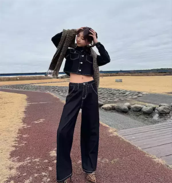 16歳JKモデル・こいろん、美ウエストあらわのデニムコーデ披露「へそ出しかわいい」