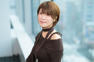 「新人講習のスタッフは背中に刺青がビッチリで…」宗教2世として育った彼女が経験した“夜の世界”