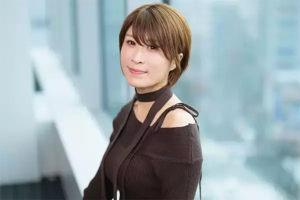 「新人講習のスタッフは背中に刺青がビッチリで…」宗教2世として育った彼女が経験した“夜の世界”