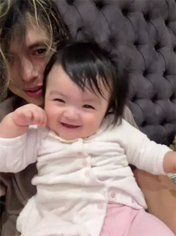 アレクサンダー、満面の笑みを見せる次女と湯上がり2ショット公開