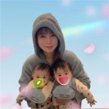 中川翔子、離乳食をもぐもぐ食べる双子の近影公開「小林幸子さまからとどいた幸子米で離乳食おかゆこさえます」