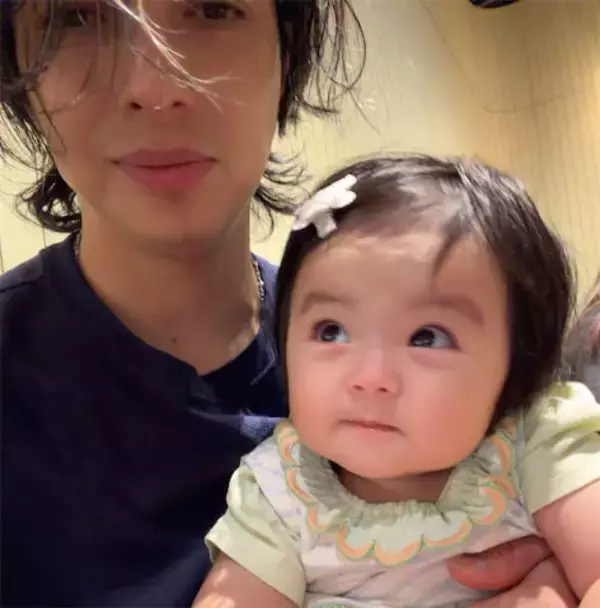 アレクサンダー、次女・グーちゃんの愛らしいショットを公開「めちゃくちゃ可愛い」