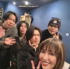 工藤静香、レコーディング中のカジュアル私服スナップ公開「才能爆発音シャワーを浴びてきました」