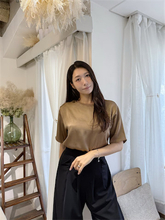 40歳"美しすぎる気象予報士"、抜群スタイルで着こなす秋っぽコーデに「出来る女感」「綺麗です」