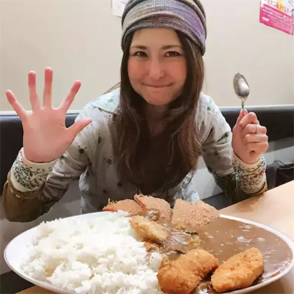 大食い女王アンジェラ佐藤が語る恋愛トラウマ「“大食い”と“モテ”は共存できない」