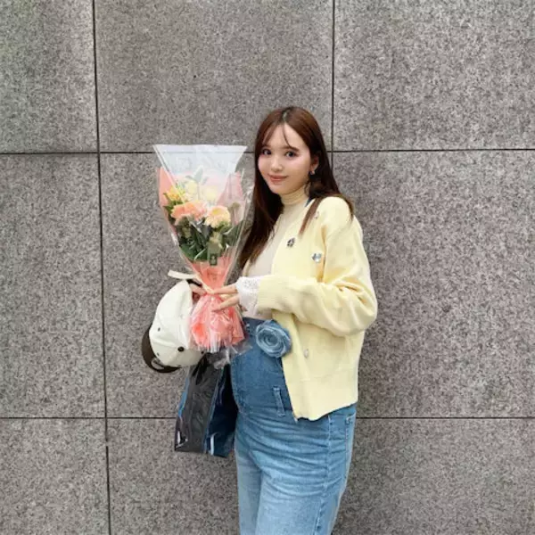 第一子妊娠中の藤田ニコル、大きなお腹が目立つデニムコーデ披露「すくすく育ってるんだね～」