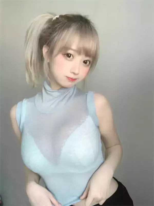 目を凝らすと…yami、美谷間が透けて視えるニット姿にファン悶絶「最高過ぎて言葉が出てこない」