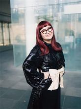 まるで別人…ハリセンボン近藤春菜、赤髪ロングヘアで‟海外セレブ風”に変身「最高によい」