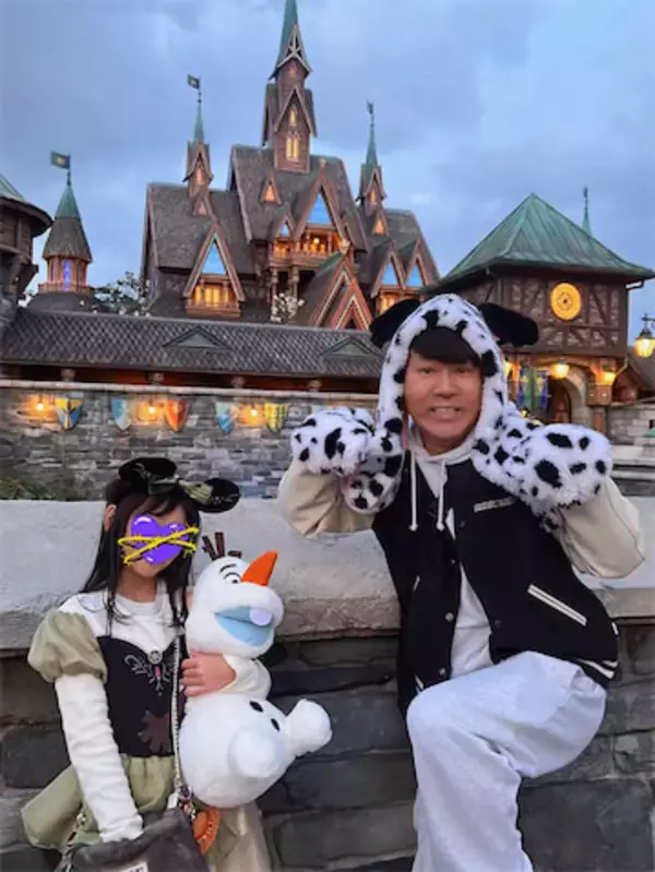 フジモン、9歳次女とディズニーシーでノリノリポーズ「素晴らしいパパ」「2人とも可愛い」