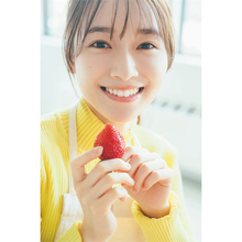 櫻坂46守屋麗奈の1st写真集より封入用ポストカードの絵柄が公開、おねだり笑顔に注目