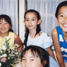 47歳人気モデル、幼少期ショットに驚きの声「すでに美しい」　両親にも「美男美女すぎ」