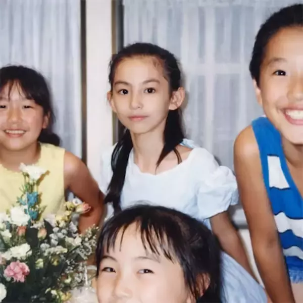 47歳人気モデル、幼少期ショットに驚きの声「すでに美しい」　両親にも「美男美女すぎ」