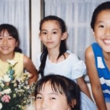 47歳人気モデル、幼少期ショットに驚きの声「すでに美しい」　両親にも「美男美女すぎ」