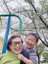 木村沙織、3歳息子と"そっくり笑顔"でお花見「すくすく大きくなりますね」