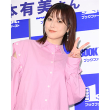 杉本有美、膝上ミニスカで美脚アピール 5年ぶり写真集はエイジレスなプロポーションを披露