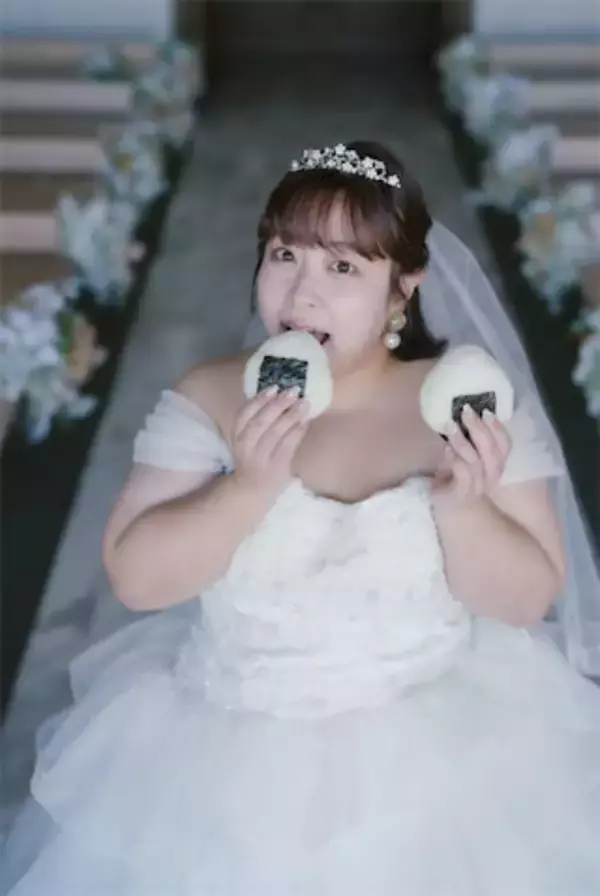 カトパン似芸人、おにぎり頬張るウェディングフォト公開「私らしくお仕事頑張って米ります」