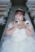 カトパン似芸人、おにぎり頬張るウェディングフォト公開「私らしくお仕事頑張って米ります」