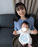 「セント・フォース35歳アナ、0歳娘を‟お膝にちょこん”2ショットに「親も子も可愛い」」の画像1