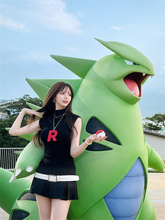 美女コスプレイヤー、ポケパークで“ロケット弾のお姉さん”に変身「アニメから飛び出てきたみたい」