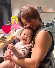 パパの抱っこに笑顔満面の夢空ちゃん　杉浦太陽が1歳2カ月の成長ショットを多数公開