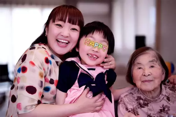 「柳原可奈子、家族みんなで長女の小学校入学祝いランチ「とってもにぎやかな時間になりました」」の画像