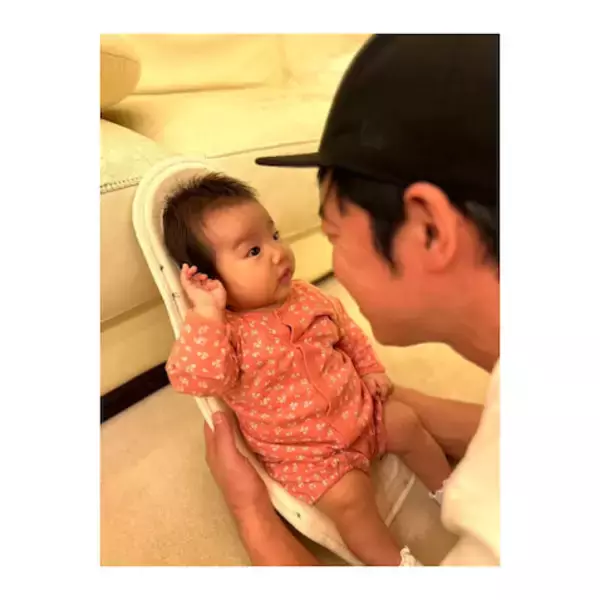 「東貴博、笑顔で生後2ヶ月の次女と見つめ合う"顔出し父娘ショット"公開」の画像