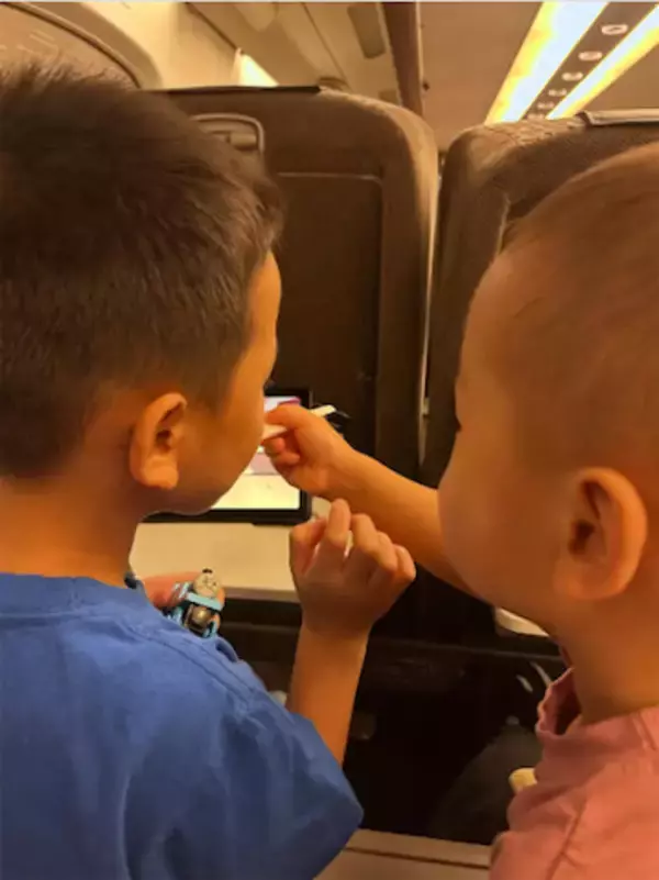 「優しいふたり。。」高橋ユウ、次男が長男にアイスを食べさせる“ほっこりショット”公開