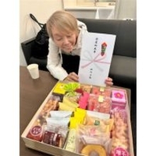 研ナオコ、松山千春からの"楽屋御見舞"に大喜び「私の好きな北菓楼のお菓子」