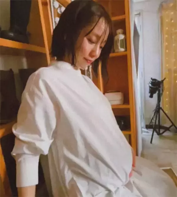 「気づけば臨月」元『王様のブランチ』リポーター、今にも生まれそうな大きなお腹を公開