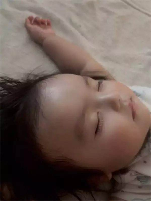 川崎希、次女・グーちゃんの‟バンザイ姿の無防備な寝顔”披露　「いつもよりぐっすり」