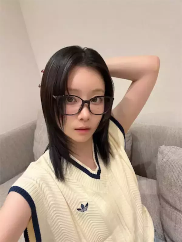 38歳・重盛さと美、黒髪×メガネ姿のビジュアルに反響「やっぱり刺さる」「美しすぎる」