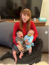 中川翔子、”双子の日”に双子息子を抱っこした親子ショット公開「いましかない瞬間を見逃したくないなぁ」
