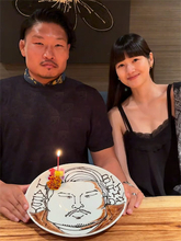 "笑わない"ラグビー日本代表のモデル妻、夫の誕生日を祝う投稿に反響「ガッキーおめでとう」