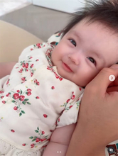 「グーちゃんに話しかけると…」川崎希、0歳次女のキュートな近影に悶絶「お人形さんみたい」