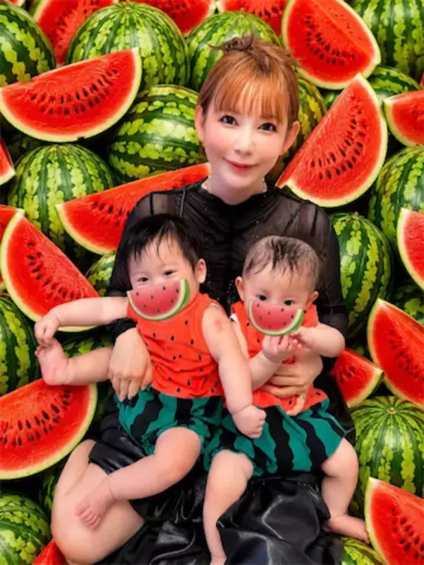 中川翔子「双子は8割くらいスイカでできてるかも」スイカ柄ロンパースが"似合いすぎる"理由