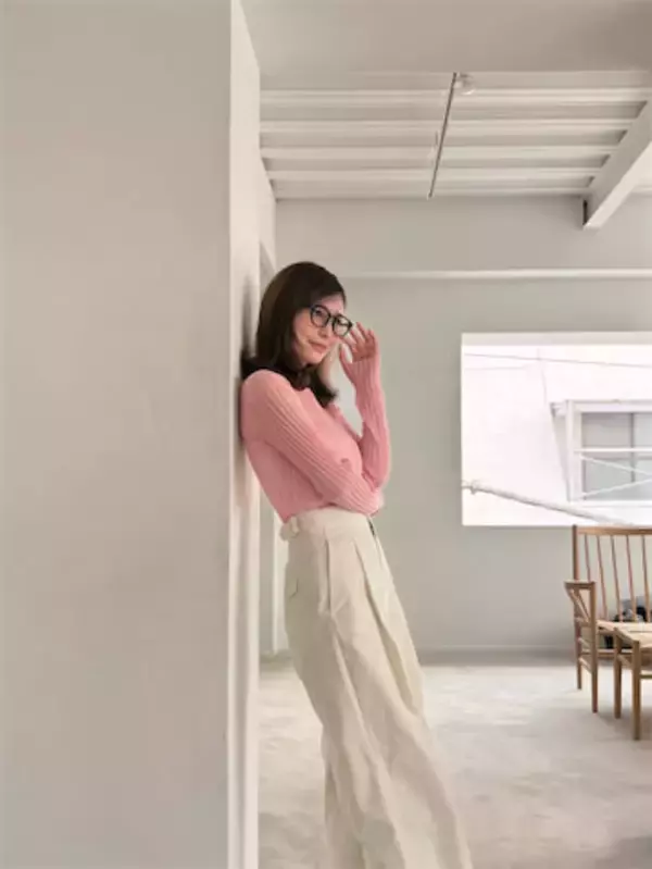 長濱ねる、大人の魅力あふれるメガネ姿も美しい『Sweet』オフショット公開