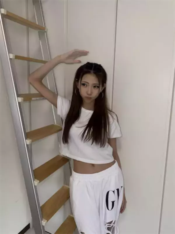 16歳JKモデル・こいろん、美ウエストのぞく“ラフコーデ”でファン魅了「似合ってる！」「美人さん」