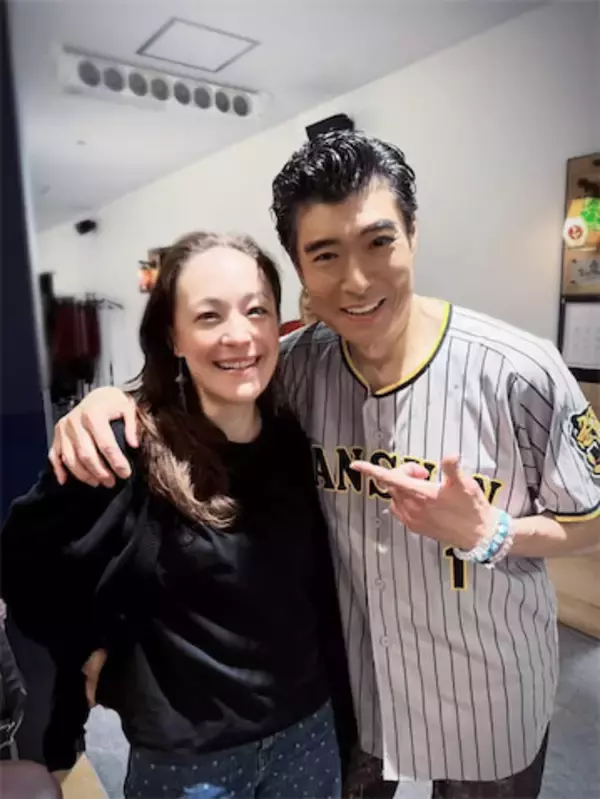 「顔が似てます」髙嶋政宏の歌手妻、超レア"夫婦ショット"を公開「ラブラブですね」